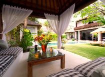 Villa Majapahit Raj, Poolside living room